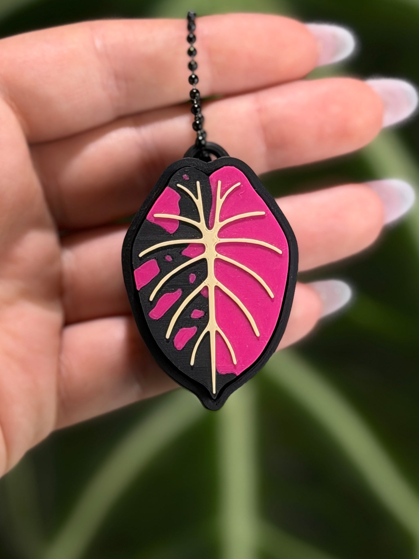 Fidget Leaf Clicker Variegated Alocasia Black Velvet Pink mit pinkem Muster inspiriert von panaschierten Pflanzen