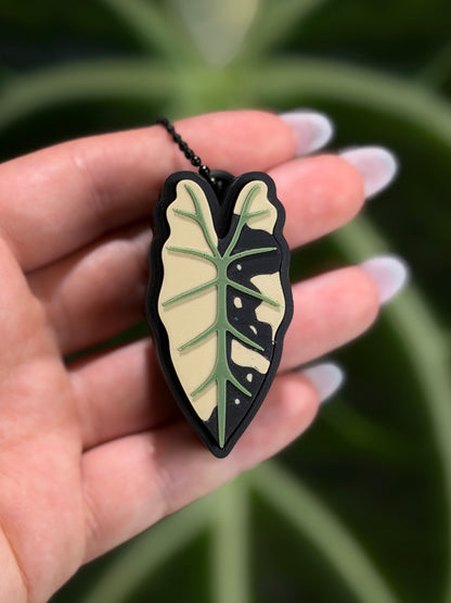 Fidget Leaf Clicker Variegated Alocasia Frydek mit grün-weißem Muster inspiriert von panaschierten Pflanzen