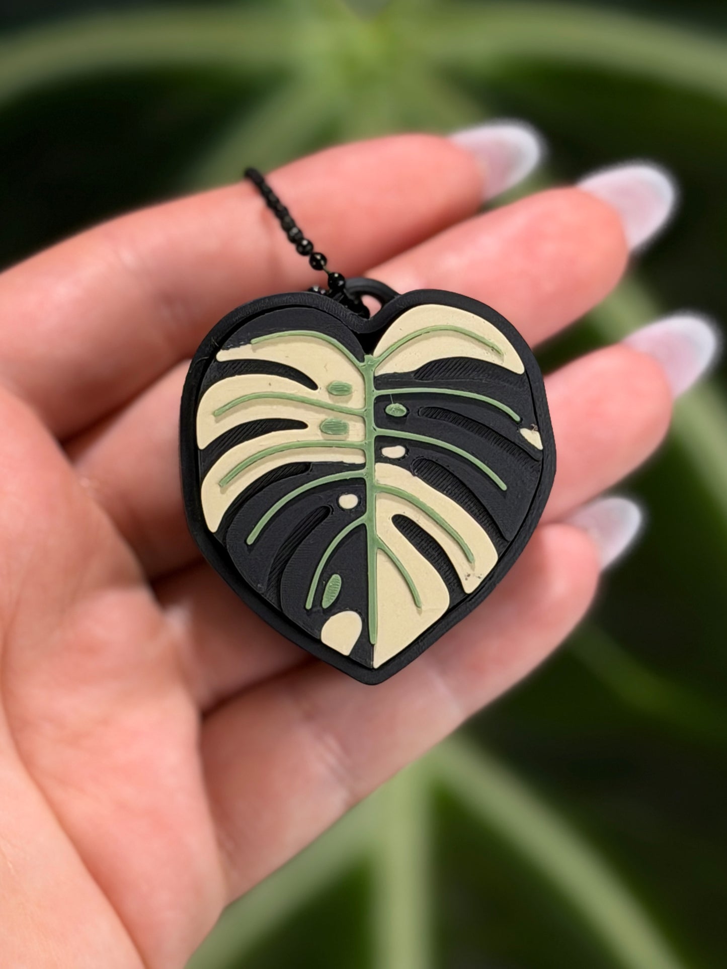 Fidget Leaf Clicker Variegated Monstera mit grün-weißem Muster inspiriert von panaschierten Pflanzen