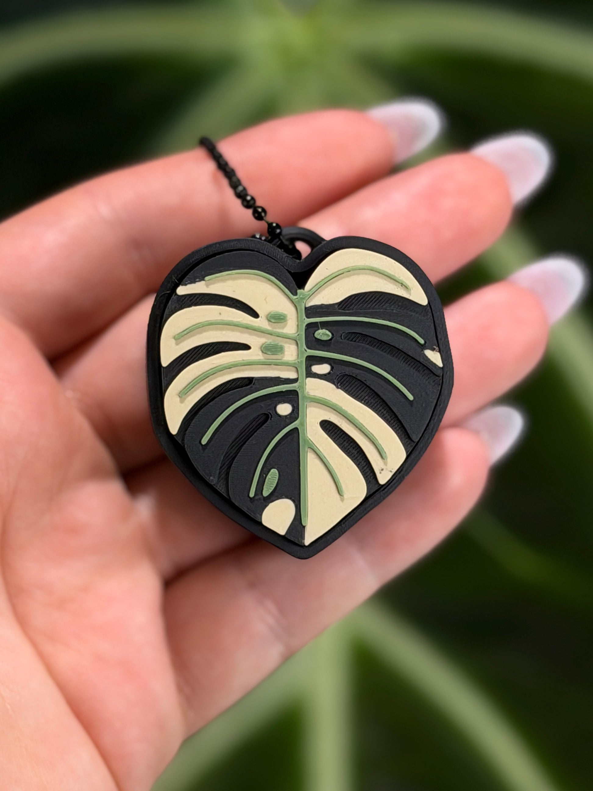 Fidget Leaf Clicker Variegated Monstera mit grün-weißem Muster inspiriert von panaschierten Pflanzen